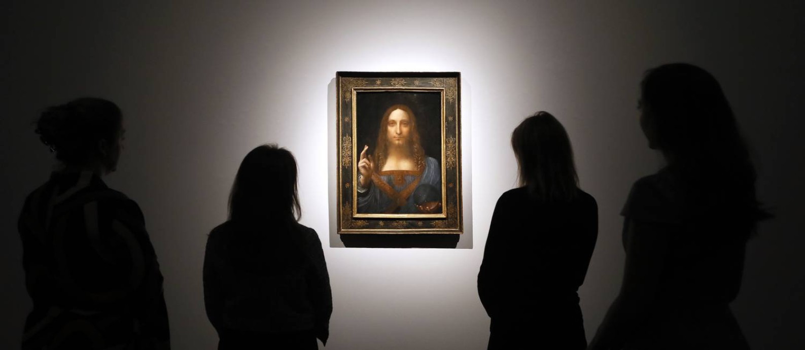 Pessoas observam o quadro 'Salvator Mundi', de Leonardo da Vinci Foto: Kirsty Wigglesworth / AP
