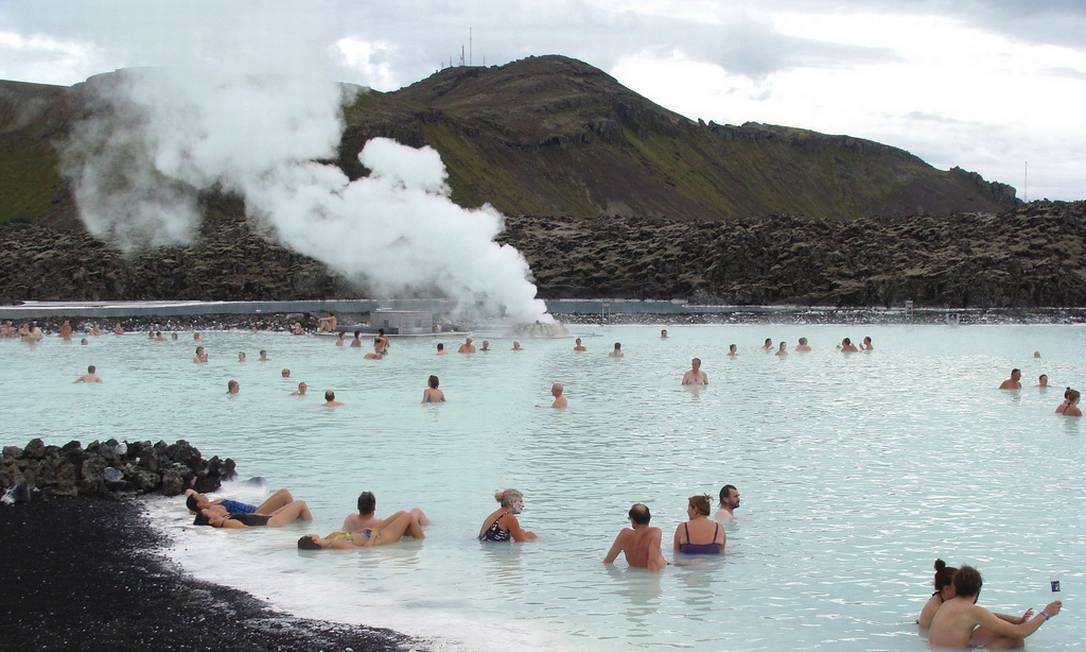 Turistas aproveitam a Blue Lagoon, que fica em meio ao gelo, a 40 km da capital da Islândia, Reykjavík: águas, consideradas medicinais, podem chegar a 40°C Foto: Divulgação: bluelagoon.com