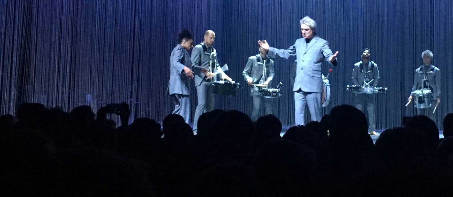 David Byrne em show no Rio Foto: O Globo