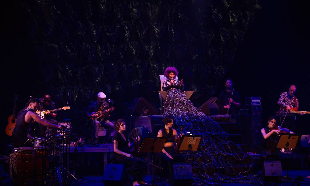 Elza Soares no show do disco 'A mulher do fim do mundo', em 2015 Foto: Bárbara Lopes