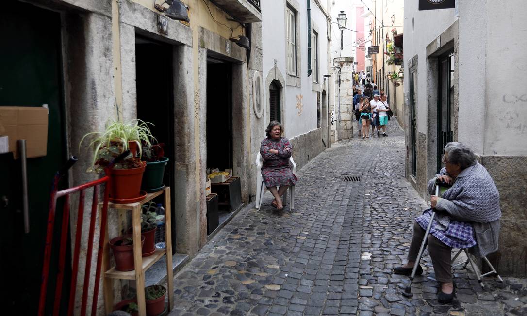 Moradores idosos na Alfama, em Lisboa: população portuguesa está envelhecida e encolhe há nove anos consecutivos Foto: ANA BRIGADA / The New York Times