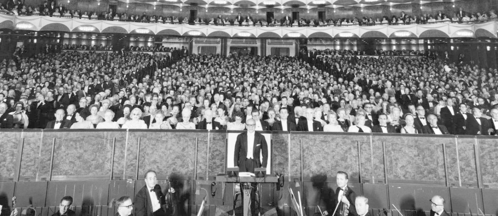Metropolitan Opera House, em Nova York, em uma noite de 1955, período em que ainda atraía grandes públicos Foto: Authenticated News / Agência O Globo
