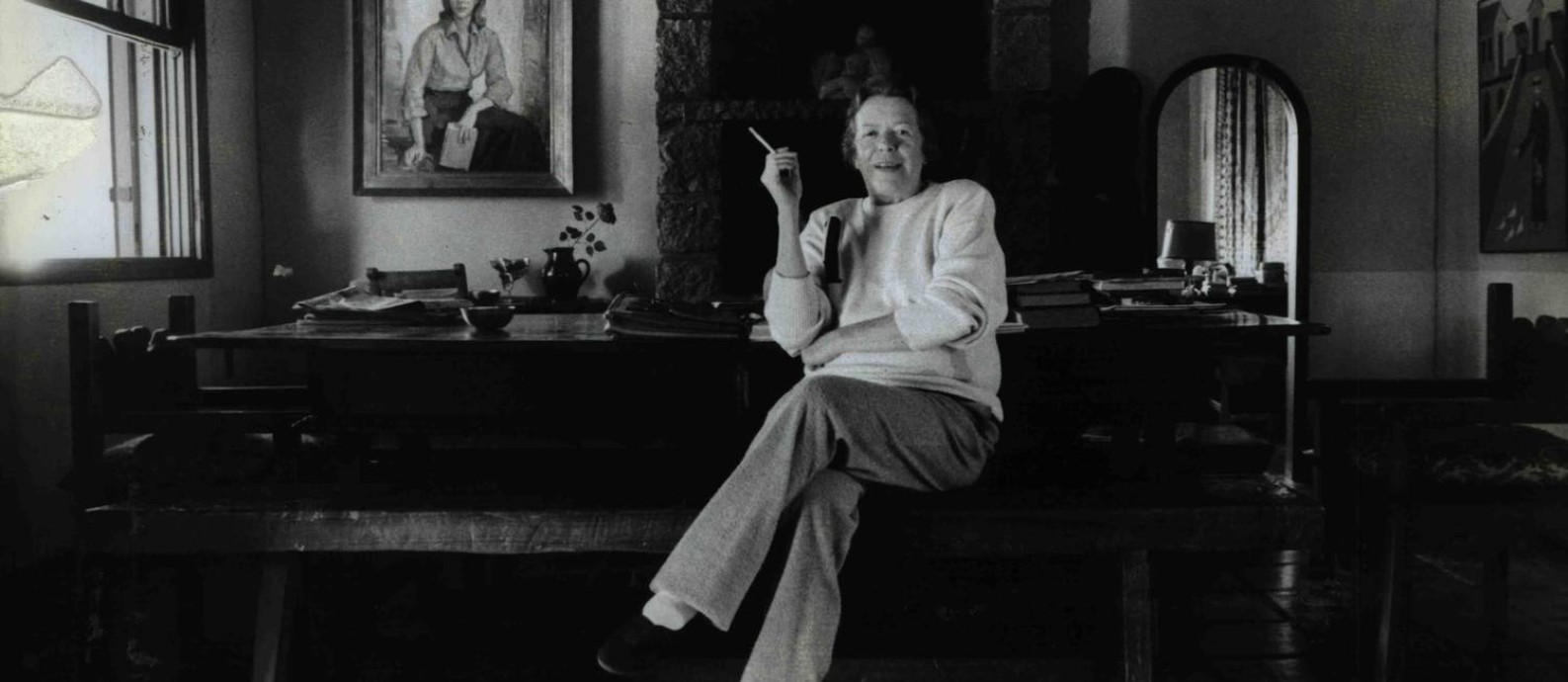 A escritora Hilda Hilst na Casa do Sol em 1990. Para lá, ela foi em busca de paz para escrever, mas sempre cercada de amigos e colaboradores Foto: Agência O Globo