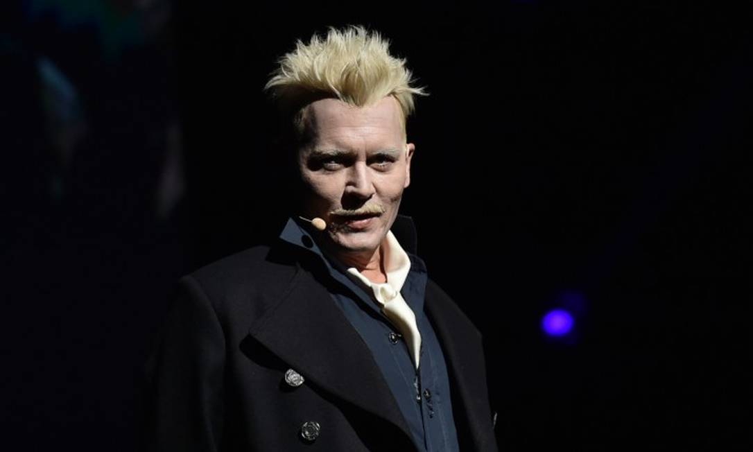 Johnny Depp como o personagem Grindelwald na Comic-Con Foto: CHRIS DELMAS / AFP