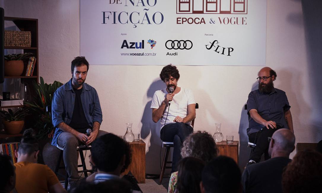 Os editores André Conti, da Todavia, e Emilio Fraia, da Companhia das Letras conversaram com o quadrinista Fábio Moon (ao centro) Foto: Foto: Marcelo Saraiva Chaves