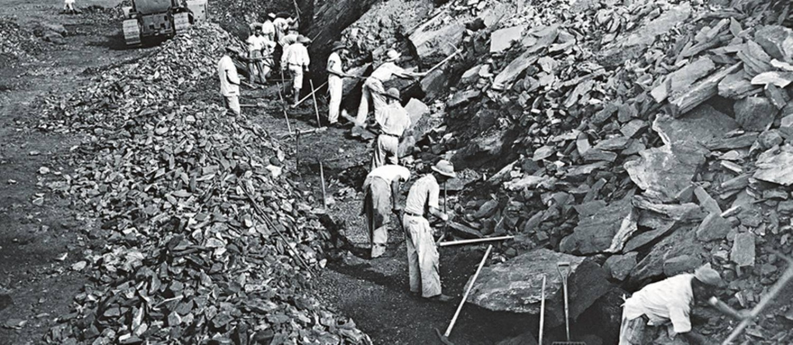 Operários extraem hematita do Pico do Cauê Foto: Arquivo Público Mineiro