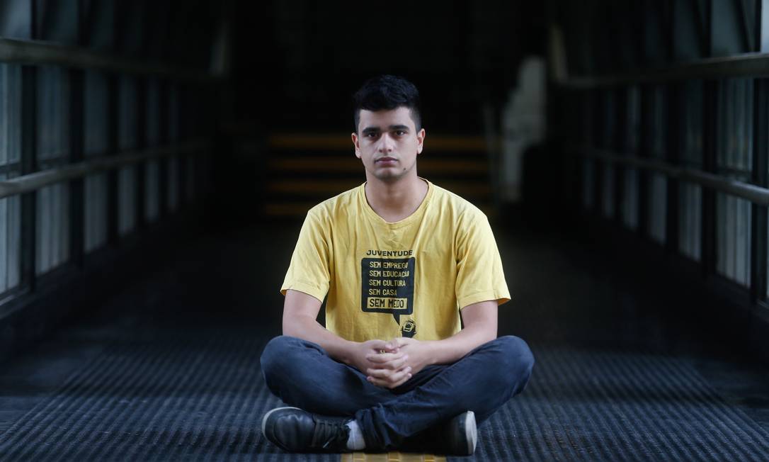 Araujo, de 19 anos, é da primeira turma de cotistas da faculdade de Direito da USP e integrante do coletivo negro Quilombo Oxê Foto: Marcos Alves / Agência O Globo