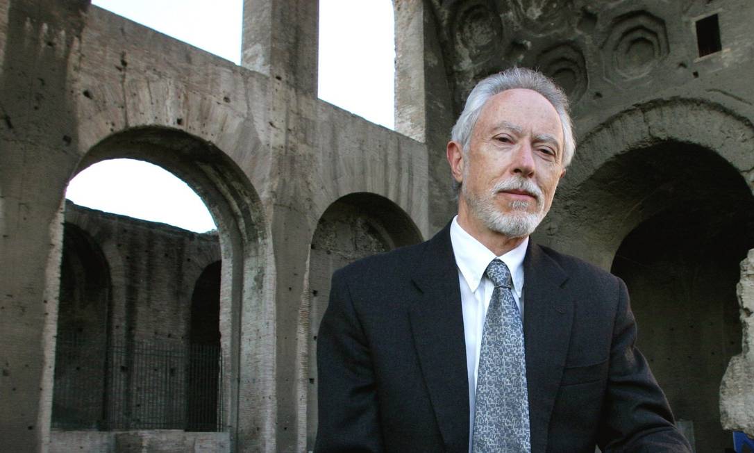 J.M. Coetzee, autor sul-africano vencedor do Nobel de Literatura em 2003, posa para fotógrafos em Roma em 22 de junho de 2004 Foto: Tiziana Fabi / AFP Photo