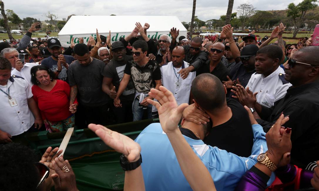 Amigos e parentes se reuniram para uma celebração musical no enterror do MC Mr. Catra no Jardim da Saudade Foto: Custódio Coimbra / Agência O Globo