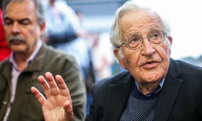 Noam Chomsky fala com a imprensa, ao lado de Aloizio Mercadante, após visitar Lula na prisão em Curitiba Foto: Heuler Andrey / AFP