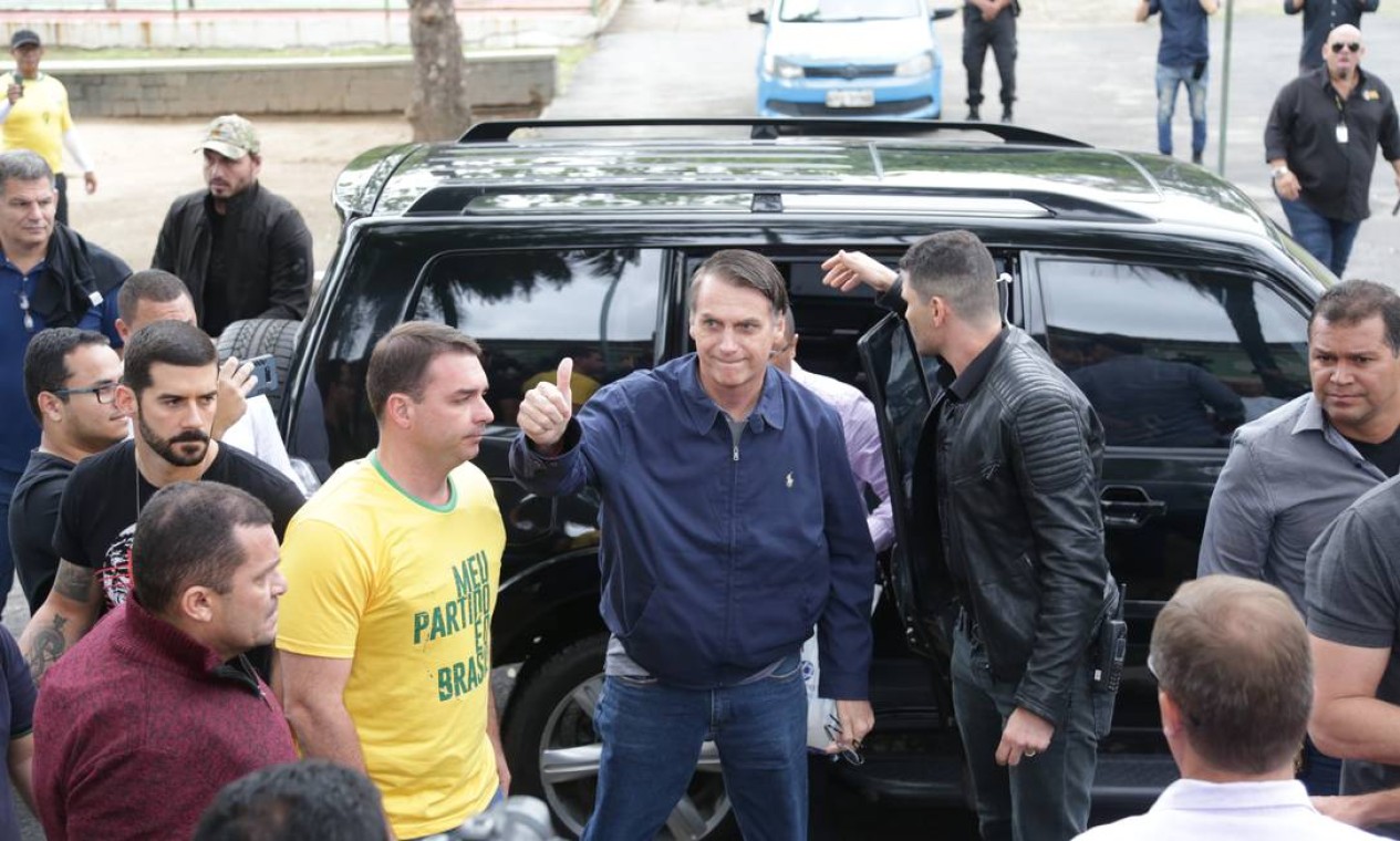 Chegada do candidato Jair Bolsonaro no colégio Rosa da Fonseca onde o candidato a presidência vota na Vila Militar, Zona Oeste do Rio de Janeiro. Foto: Marcio Alves / Agência O Globo