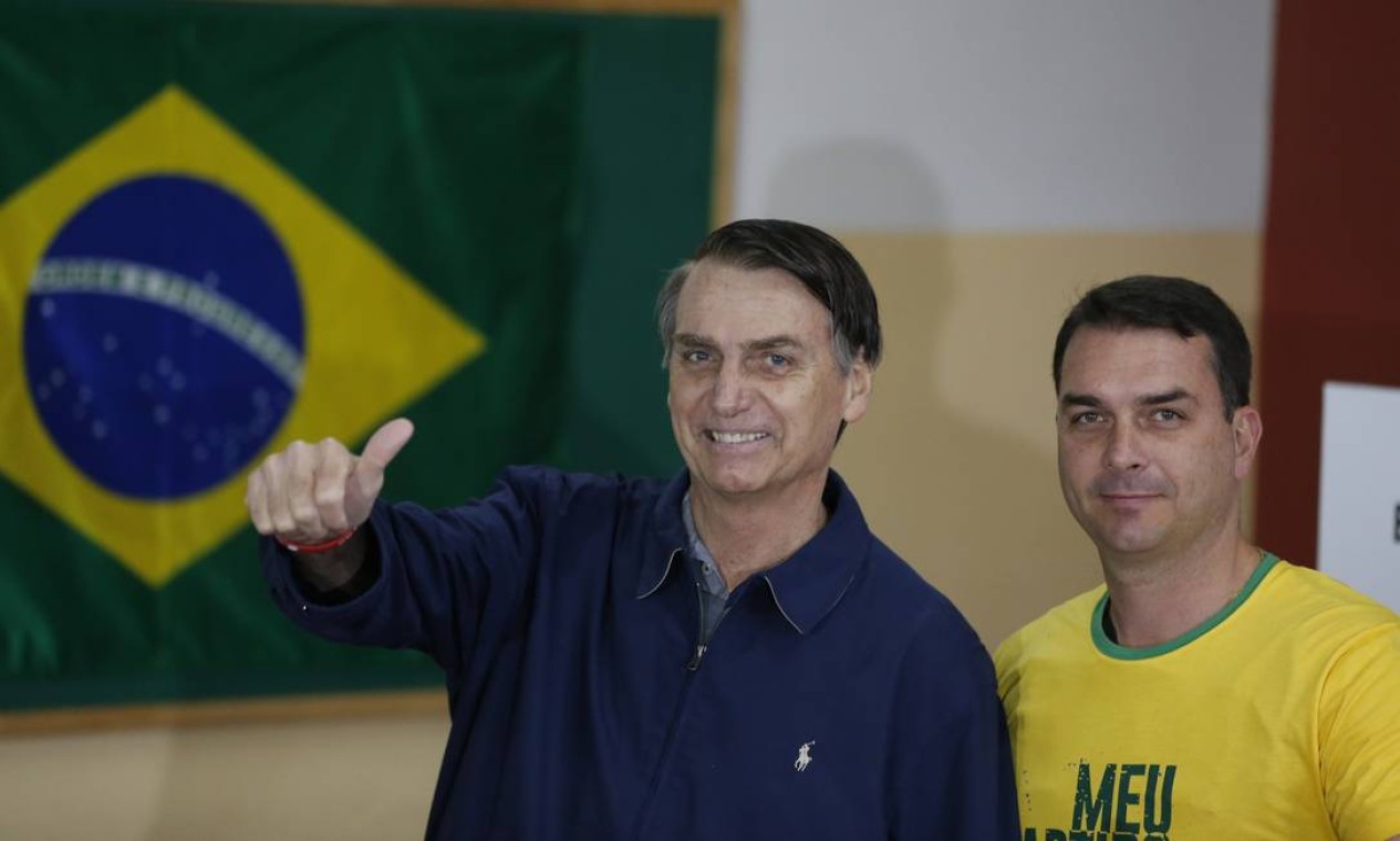 O candidato Jair Bolsonaro na cabine de votação do colégio Rosa da Fonseca onde o candidato a presidência vota na Vila Militar, Zona Oeste do Rio de Janeiro. Foto: Pablo Jacob / Agência O Globo