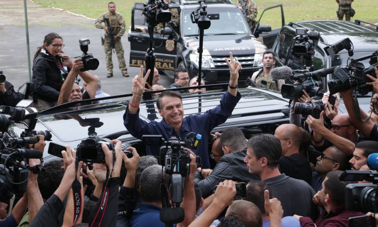 Após votar no colégio Rosa da Fonseca onde o candidato a presidência Jair Bolsonaro deixa o local na Vila Militar, Zona Oeste do Rio de Janeiro cercado pela imprensa. Foto: Marcio Alves / Agência O Globo