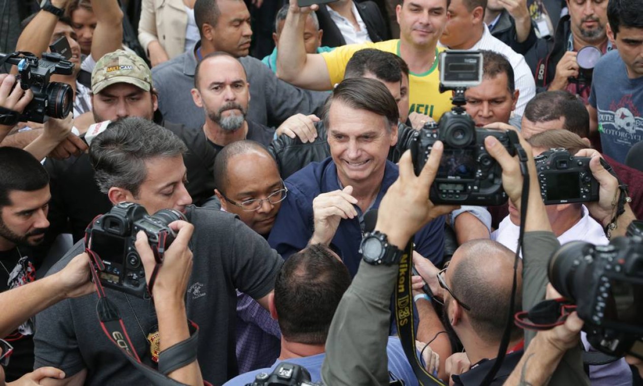 Chegada do candidato Jair Bolsonaro no colégio Rosa da Fonseca onde o candidato a presidência vota na Vila Militar, Zona Oeste do Rio de Janeiro. Foto: Marcio Alves / Agência O Globo