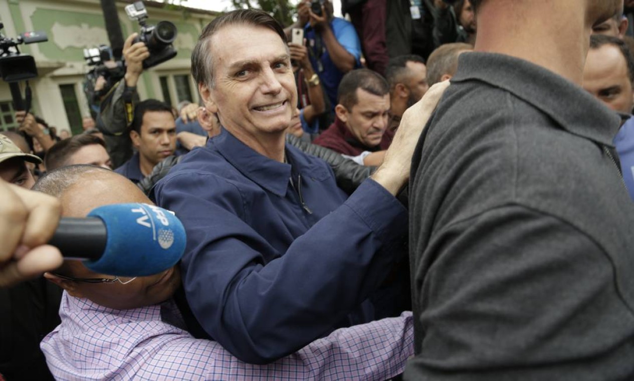 Candidato Jair Bolsonaro após votar no colégio Rosa da Fonseca onde o candidato a presidência vota na Vila Militar, Zona Oeste do Rio de Janeiro. Foto: Gabriel Paiva / Gabriel Paiva