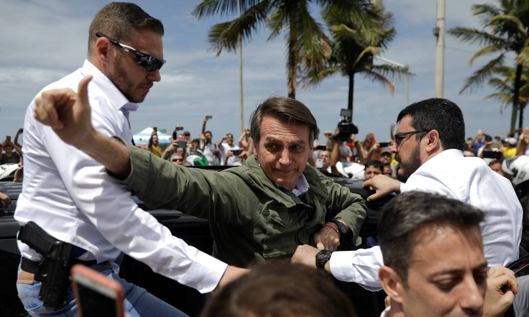 Bolsonaro sai de casa para votar rodeado por seguranças Foto: RICARDO MORAES / REUTERS