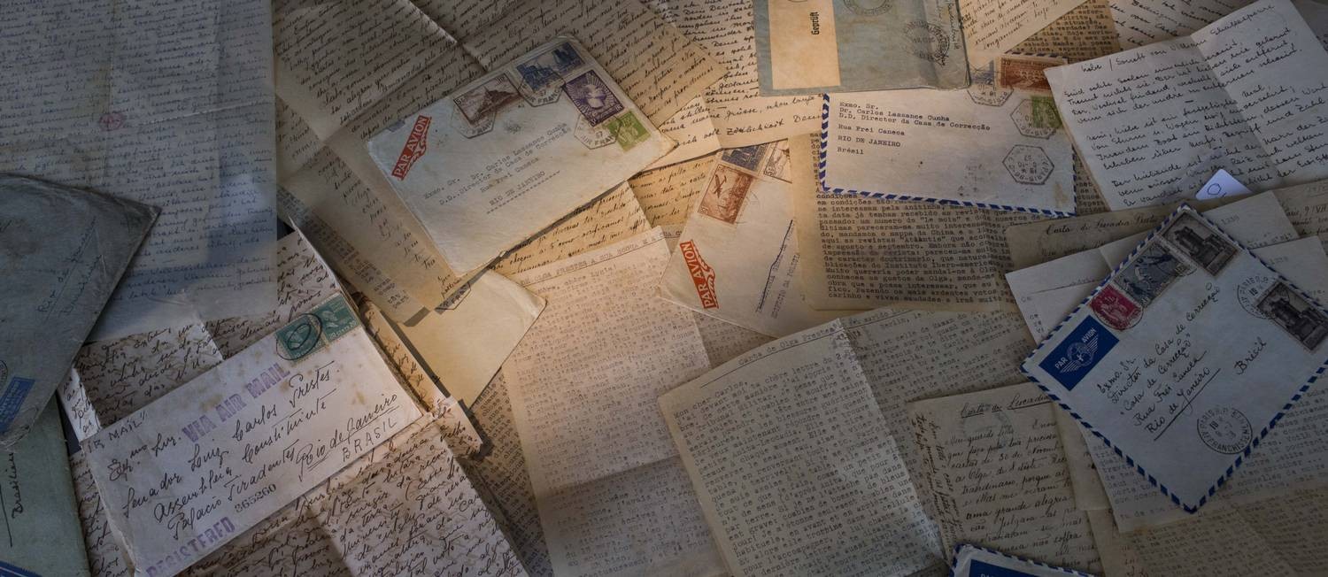 Cartas recebidas por Luis Carlos Prestes são encontradas por catador em Copacabana e vão a leilão. Na foto, cartas enviadas por Olga Benário para Prestes Foto: Márcia Foletto / Agência O Globo