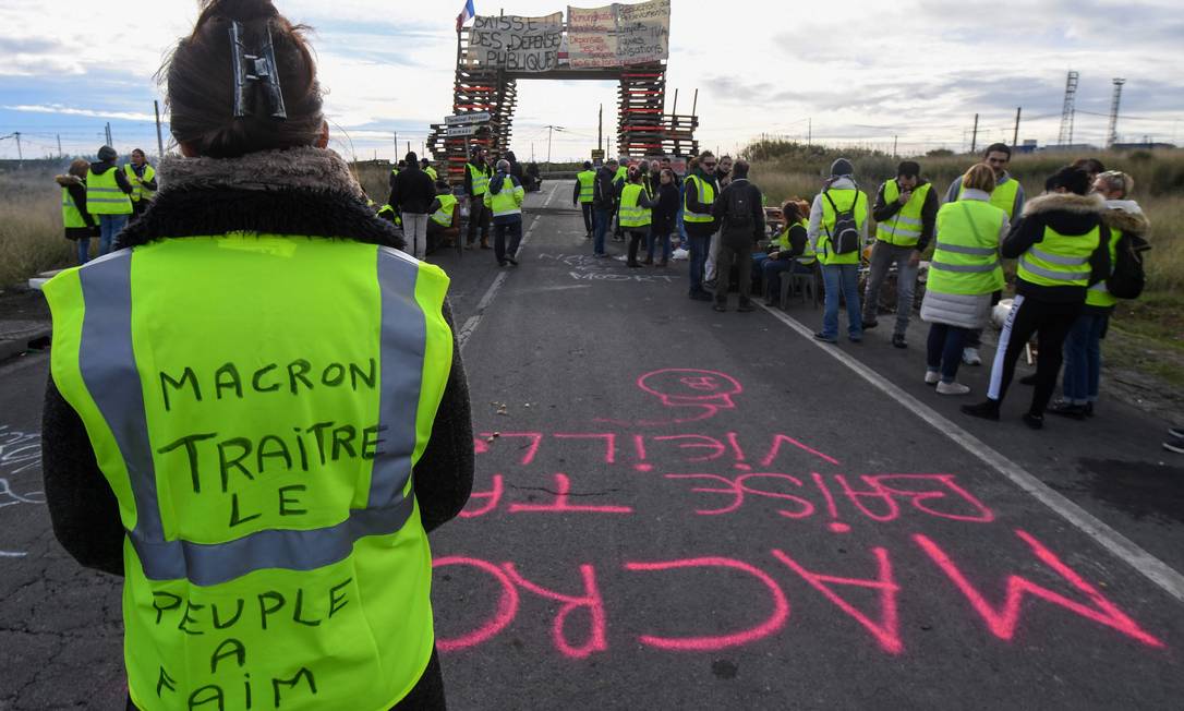 'Macron traidor, o povo tem fome', diz mensagem em colete de manifestante Foto: PASCAL GUYOT / AFP