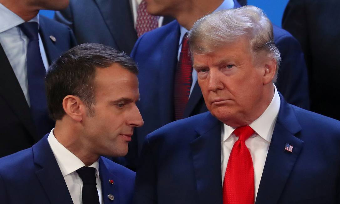 O presidente francês, Emmanuel Macron, posa ao lado do presidente americano, Donald Trump, na foto da cúpula do G-20 Foto: MARCOS BRINDICCI / REUTERS