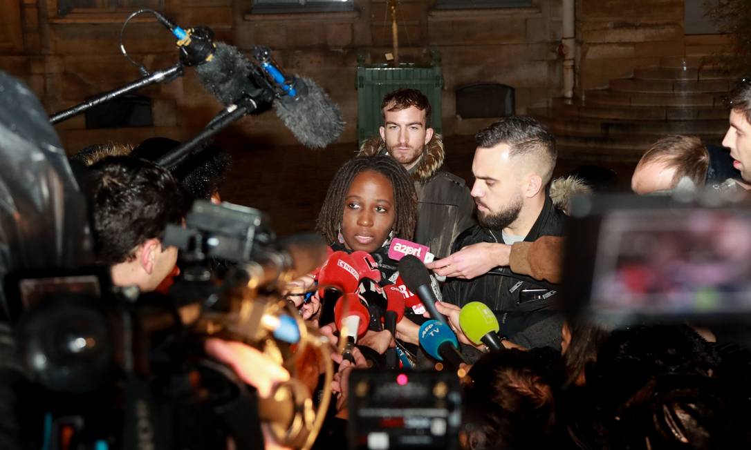 Priscilla Ludosky e Éric Drouet, dois porta-vozes dos coletes amarelos na França, falam à imprensa após reunião com governo em novembro Foto: JACQUES DEMARTHON / AFP