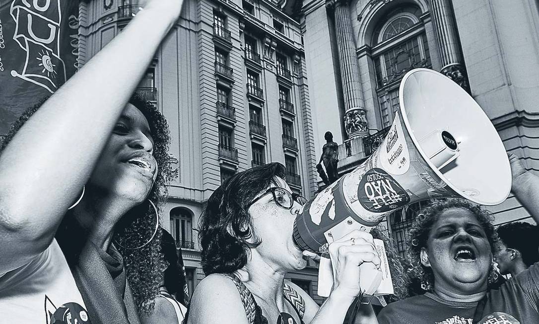 Ativistas do #EleNão em protesto no Rio de Janeiro: momento crítico da campanha eleitoral que terminou com a eleição de Bolsonaro Foto: Marcelo Saraiva / Agência O Globo