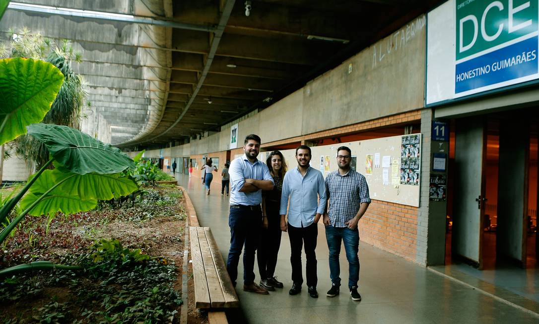 Renato de Carvalho, Clarice Menin, Pedro Ivo e André Costa (da esq. para a dir.), da chapa Aliança pela Liberdade, eleita para comandar o DCE da UnB e apelidada por seus opositores de “chapa do papel
higiênico” Foto: Jorge William/Agência O Globo