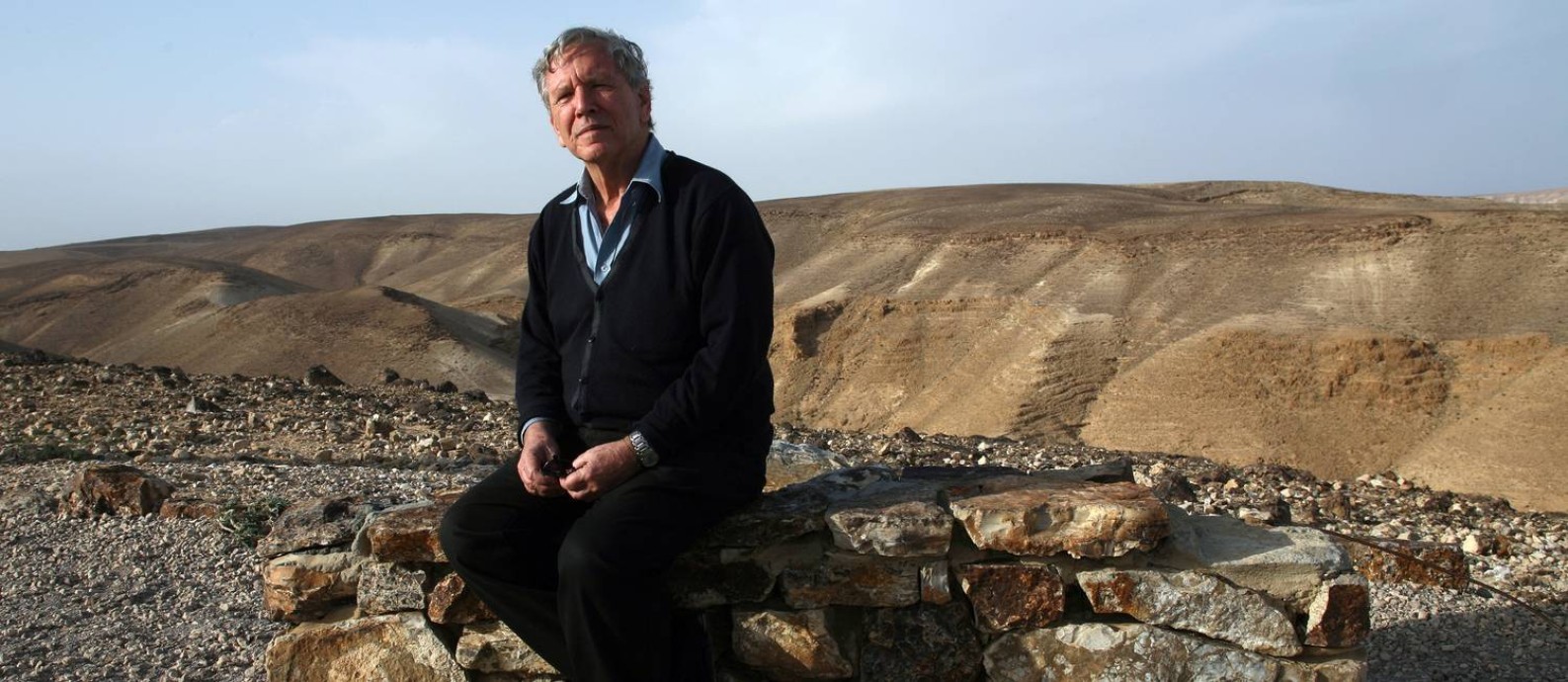 O escritor israelense Amos Oz na cidade de Arad, em Israel, perto do Mar Morto Foto: Rina Castelnuovo / Divulgação