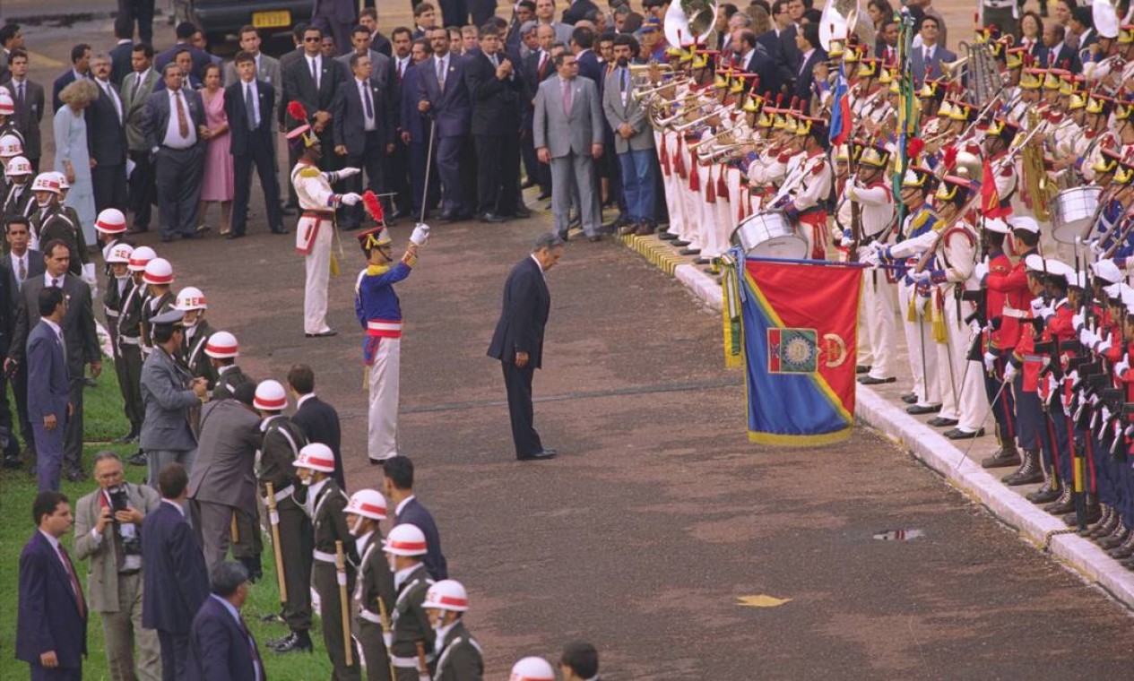 E passou a tropa em revista 01/01/1995 Foto: Cezar Loureiro/ Agência O GLOBO