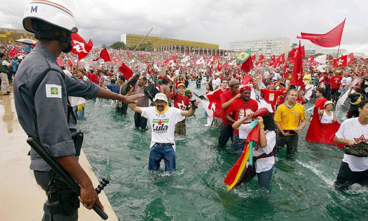 Populares comemoraram a posse de Lula na Presidência no espelho d'água do Congresso 01/01/2003 Foto: Vanderlei Almeida/ AFP