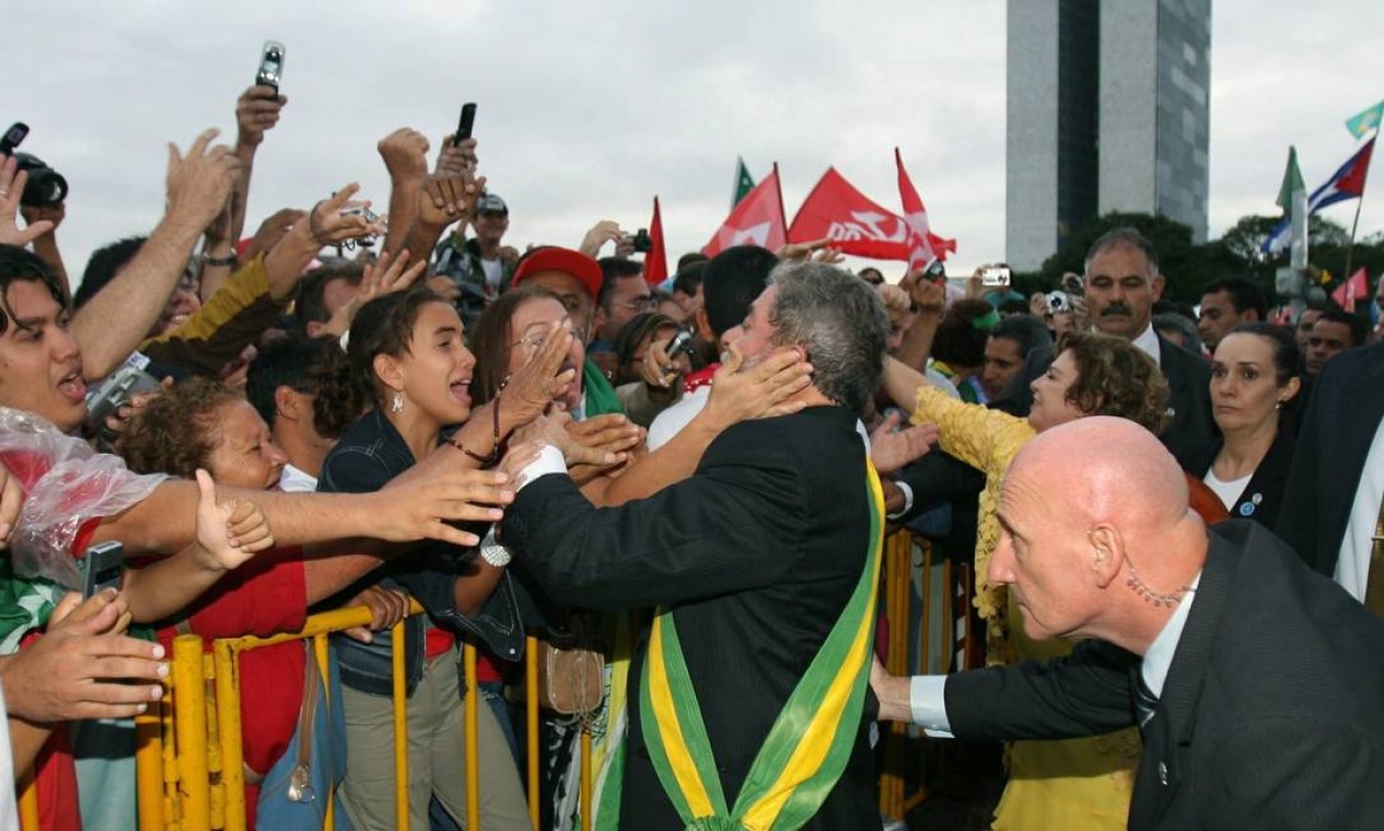 E depois foi próximo às grades e cumprimentou mais eleitores 01/01/07 Foto: Antônio Lacerda/ EFE