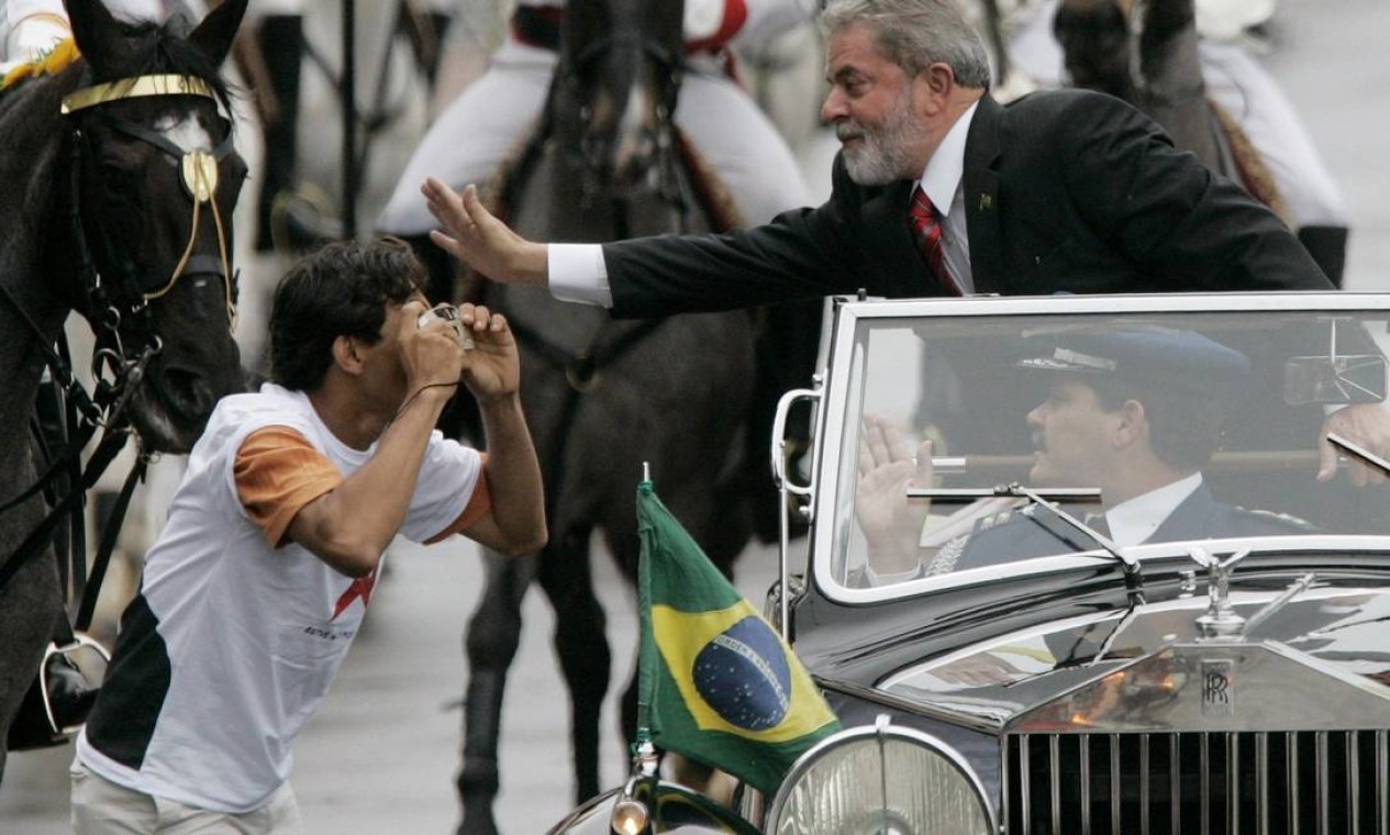 Em 2007, na posse do segundo mandato, Lula cumprimentou um popular que invadiu área reservada para tirar uma foto do presidente Foto: Sergio Moraes/ REUTERS