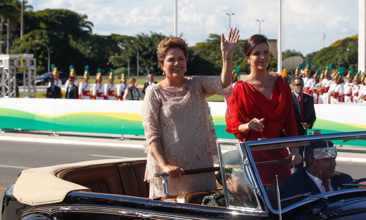 Em 2015, após ser reeleita, Dilma desfilou de carro aberto com a filha Paula 01/01/2015 Foto: André Coelho / André Coelho/ Agencia O Globo