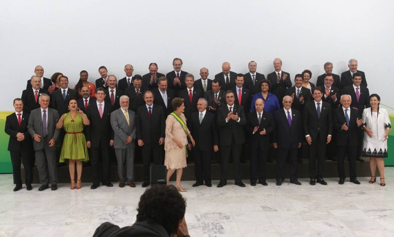 No Palácio do Planalto, Dilma posou para a tradicional foto com os ministros 01/01/2015 Foto: Jorge William/Agência O Globo