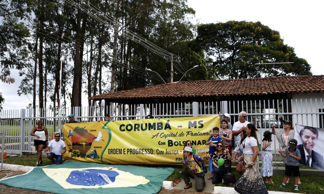 Apoiadores de Jair Bolsonaro visitam a Granja do Torto na véspera da cerimônia de posse Foto: Jorge William / Agência O Globo