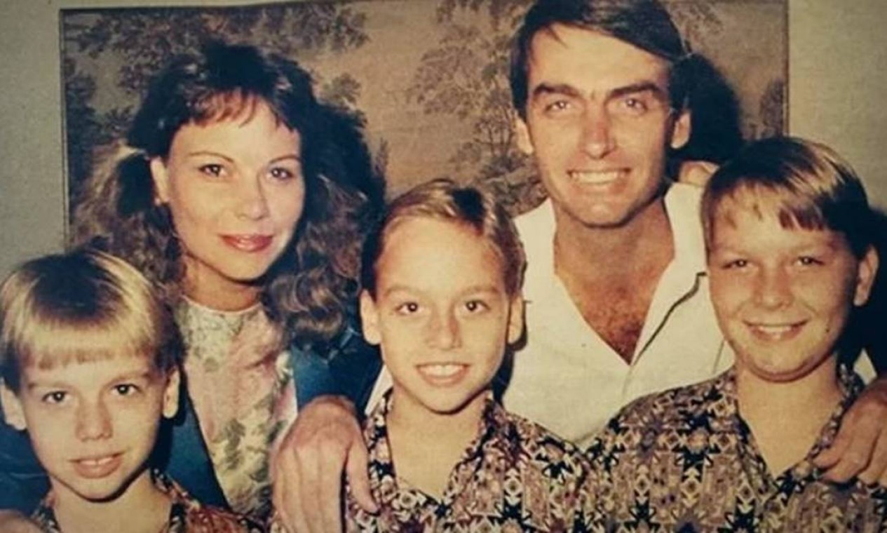 Antes de entrar na política, Jair Bolsonaro seguiu a carreira militar. Na foto, está com a ex-mulher, Rogéria, e os filhos, da esq para a dir, Eduardo, Carlos e Flavio Foto: reprodução / instagram Foto: Reprodução / Instagram