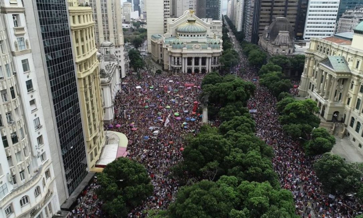 Durante o período eleitoral foram realizados por todo o país protestos de mulheres contra Bolsonaro. Na foto, a manifestação na Cinelândia, no Centro do Rio Foto: Renee Rocha / Agência O Globo