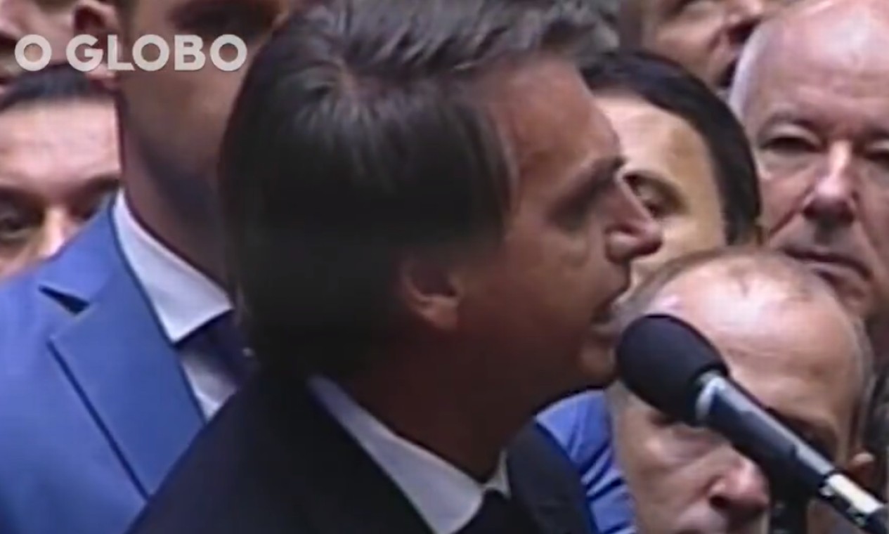 Em 2016, ao proferir o seu voto a favor da abertura do processo de impeachment contra a ex-presidente Dilma Rousseff, Bolsonaro enalteceu o coronel Carlos Alberto Brilhante Ustra, chefe do DOI-CODI. Foi processado por quebra de decoro parlamentar, mas o Conselho de Ética da Câmara o livrou da ação Foto: Reprodução