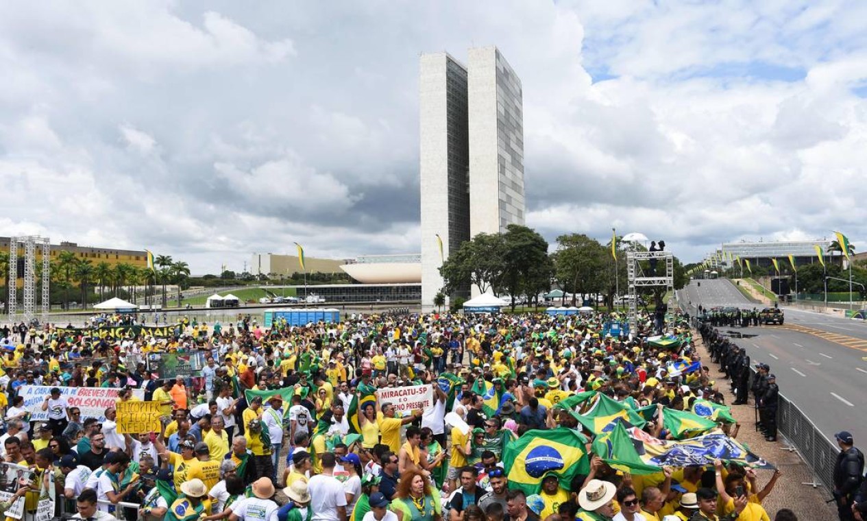 Na Praça dos Três Poderes, apoiadores de Bolsonaro acompanham a cerimônia de posse Foto: EVARISTO SA / AFP