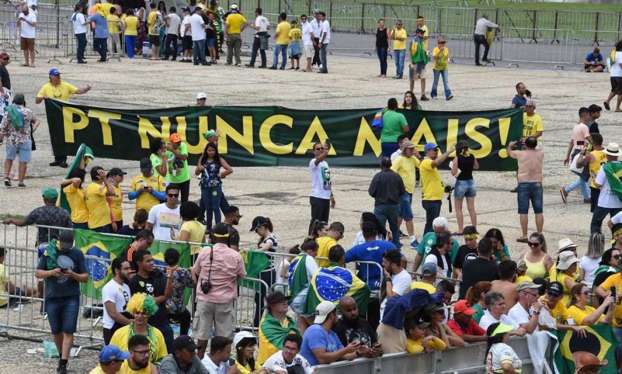 Cartaz contra o PT é carregado por bolsonaristas que foram assistir à posse em Brasília Foto: EVARISTO SA / AFP