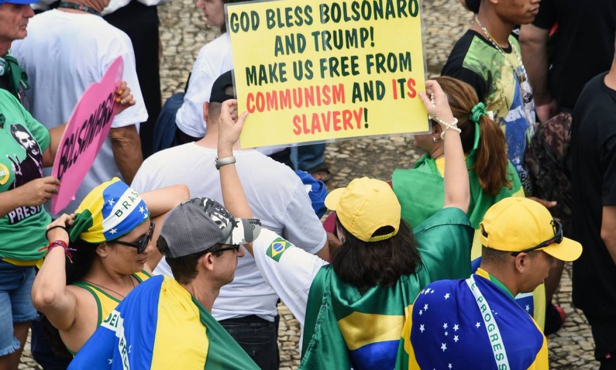 Apoiadora carrega cartaz nas ruas de Brasília na posse de Bolsonaro Foto: EVARISTO SA / AFP