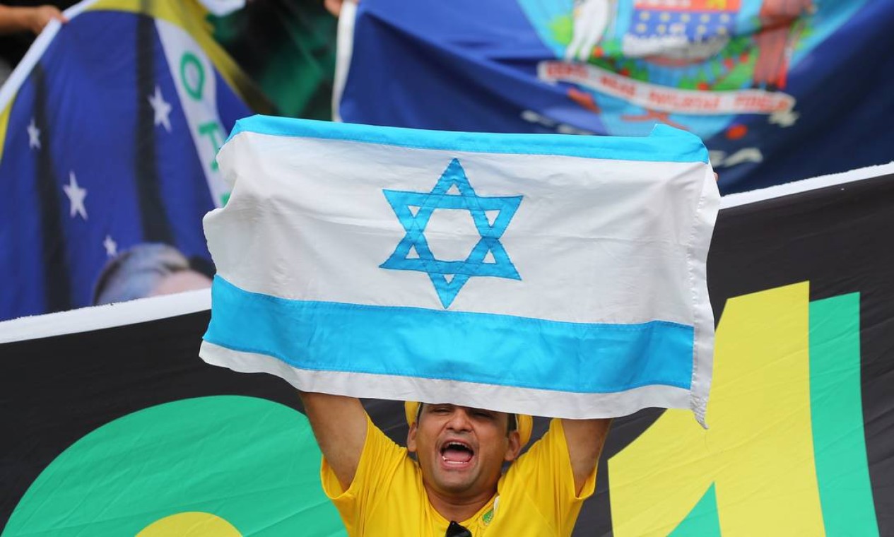 A bandeira de Israel é mostrada por apoiador de Bolsonaro que foi ver a posse do novo presidente Foto: SERGIO MORAES / REUTERS