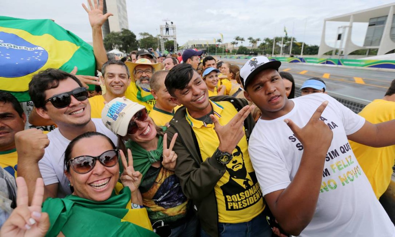 Em frente ao Palácio do Planalto, o público se aglomera para ver a posse do novo presidente Foto: SERGIO MORAES / REUTERS