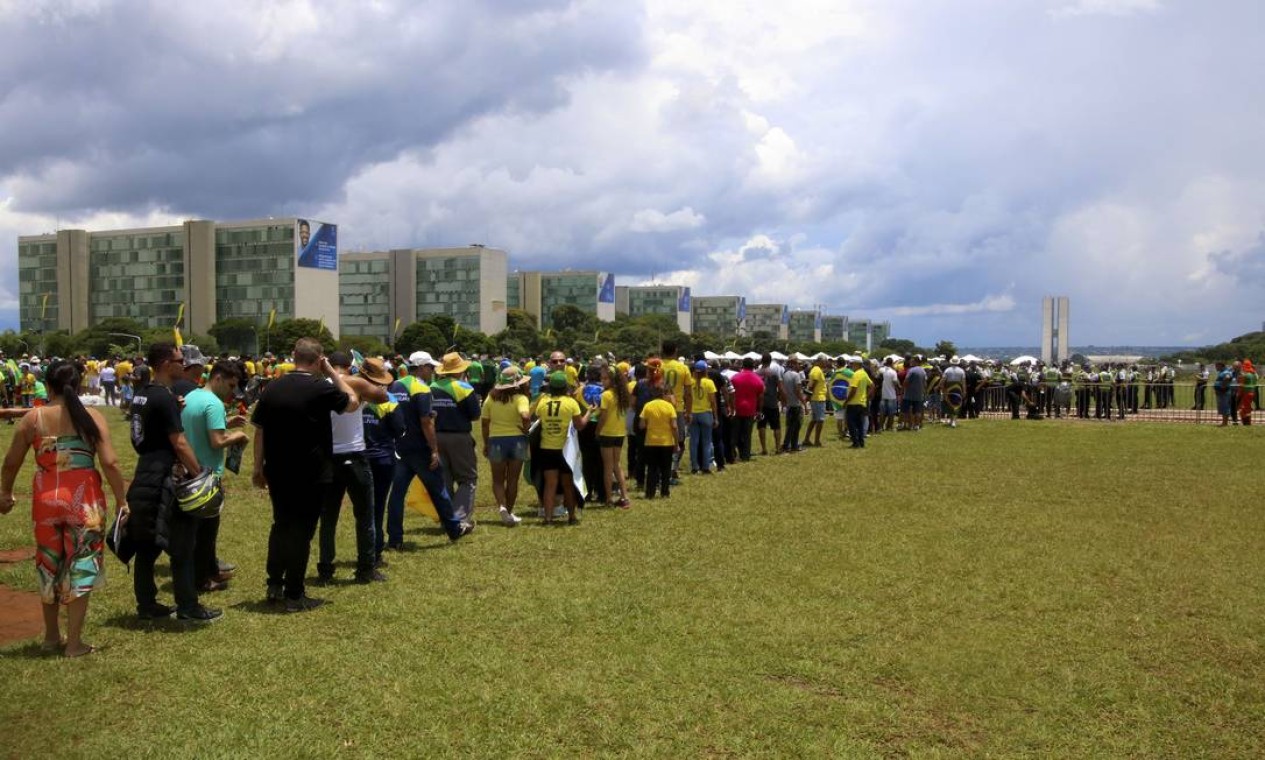 Público chega animado para acompanhar a posse de Bolsonaro Foto: Wilson Dias / Agência Brasil