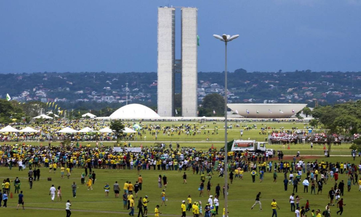 Público chega animado para acompanhar a posse de Bolsonaro Foto: Wilson Dias / Agência Brasil