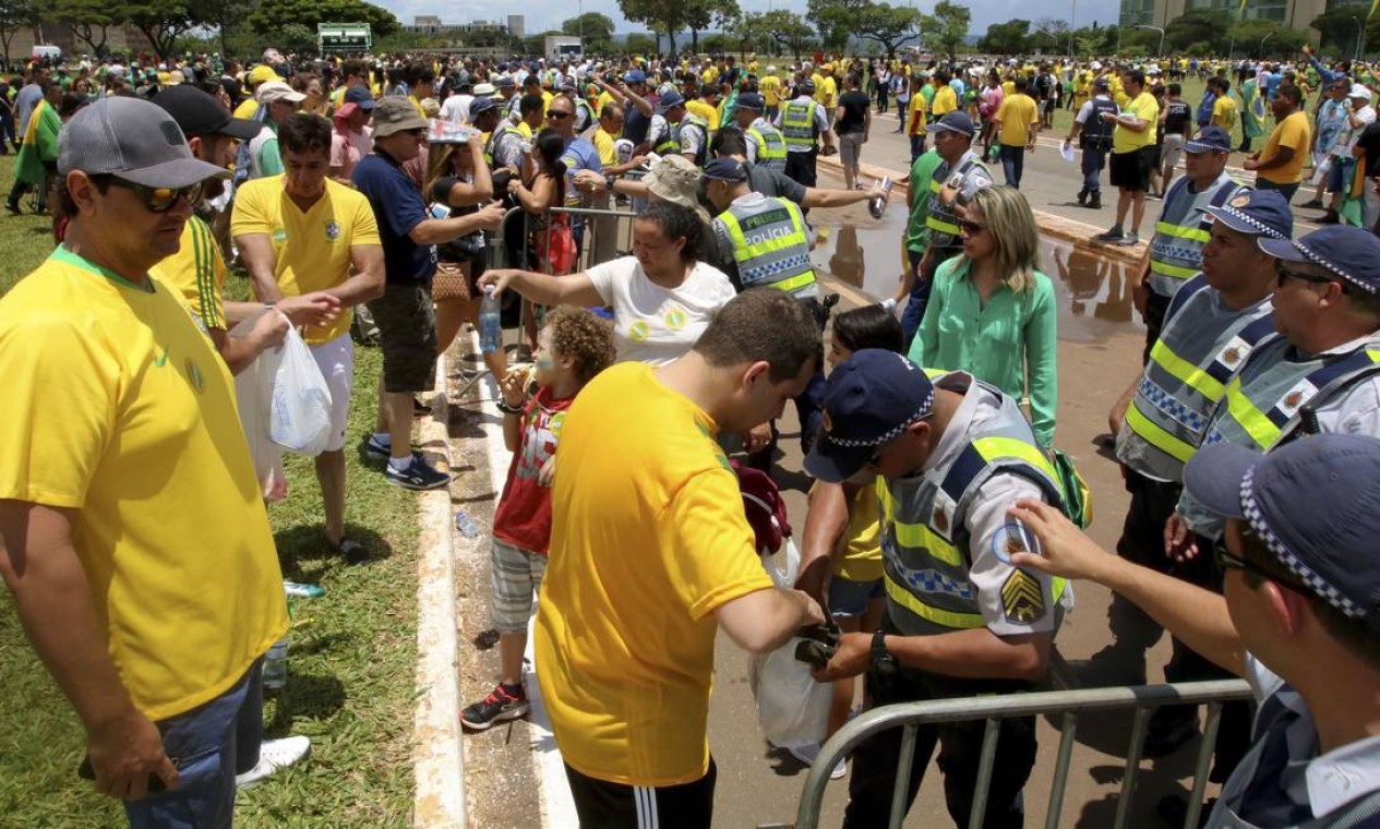 Público chega animado para acompanhar a posse de Bolsonaro Foto: Wilson Dias / Agência Brasil