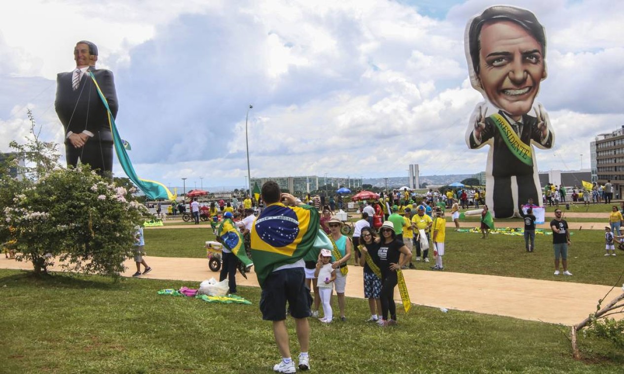 Público chega animado para acompanhar a posse de Bolsonaro Foto: Wilson Dias / Agência Brasil