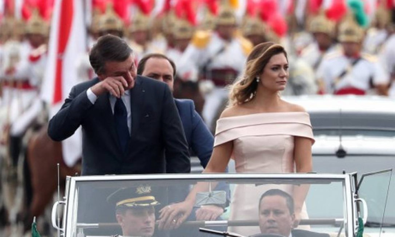 Emocionado, Bolsonaro chorou durante o desfile de carro aberto. O presidente eleito estava acompanhado da mulher, Michele e do filho, Carlos, vereador pelo Rio de Janeiro Foto: RICARDO MORAES / REUTERS