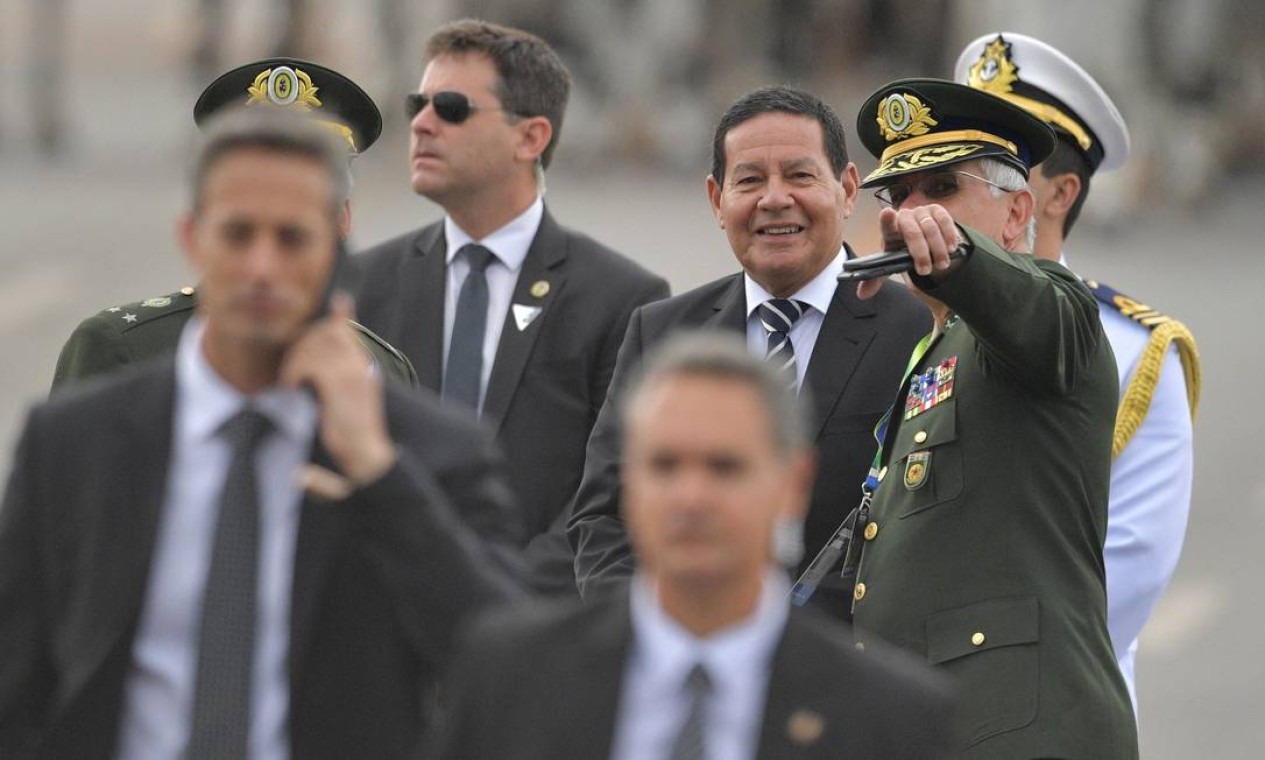 O vice-presidente eleito do Brasil, Hamilton Mourão chega à Catedral de onde o comboio presidencial partirá para o Congresso Nacional em Brasília para a cerimônia de posse Foto: CARL DE SOUZA / AFP