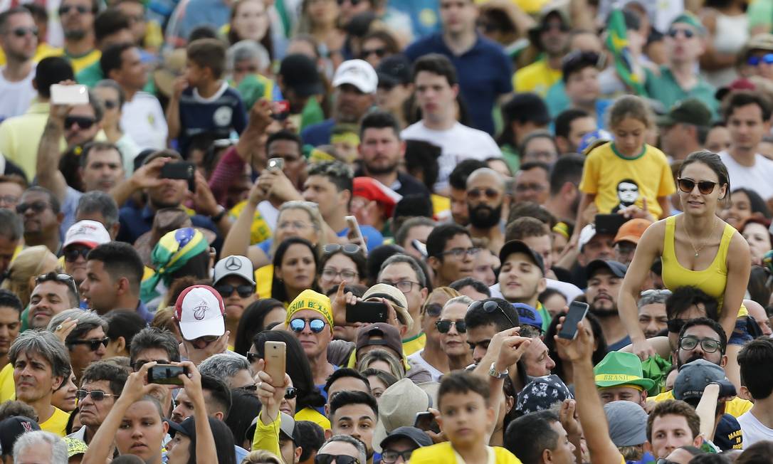 Público presente na Esplanada dos Ministérios para acompanhar a posse de Jair Bolsonaro Foto: Jorge William / Jorge William