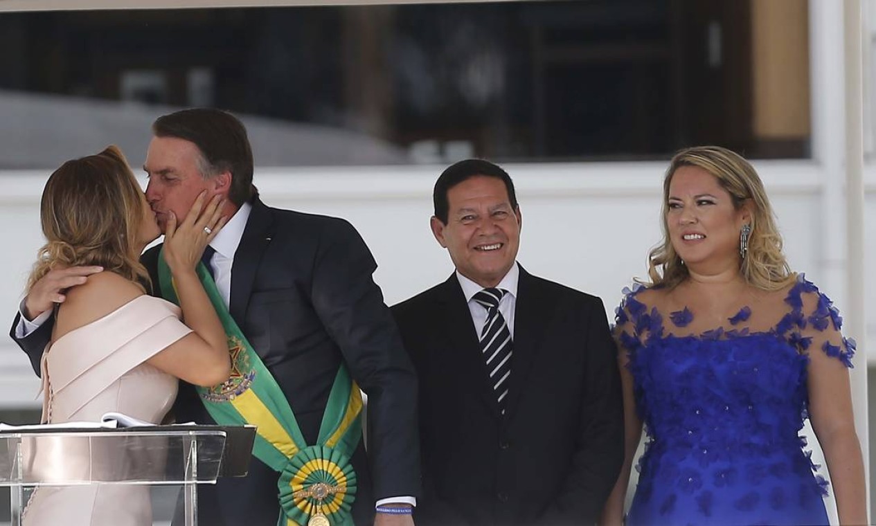 A primeira-dama Michelle Bolsonaro quebrou o protocolo e discursou no parlatório do Palácio do Planalto antes do marido Foto: Jorge William / Agência O Globo